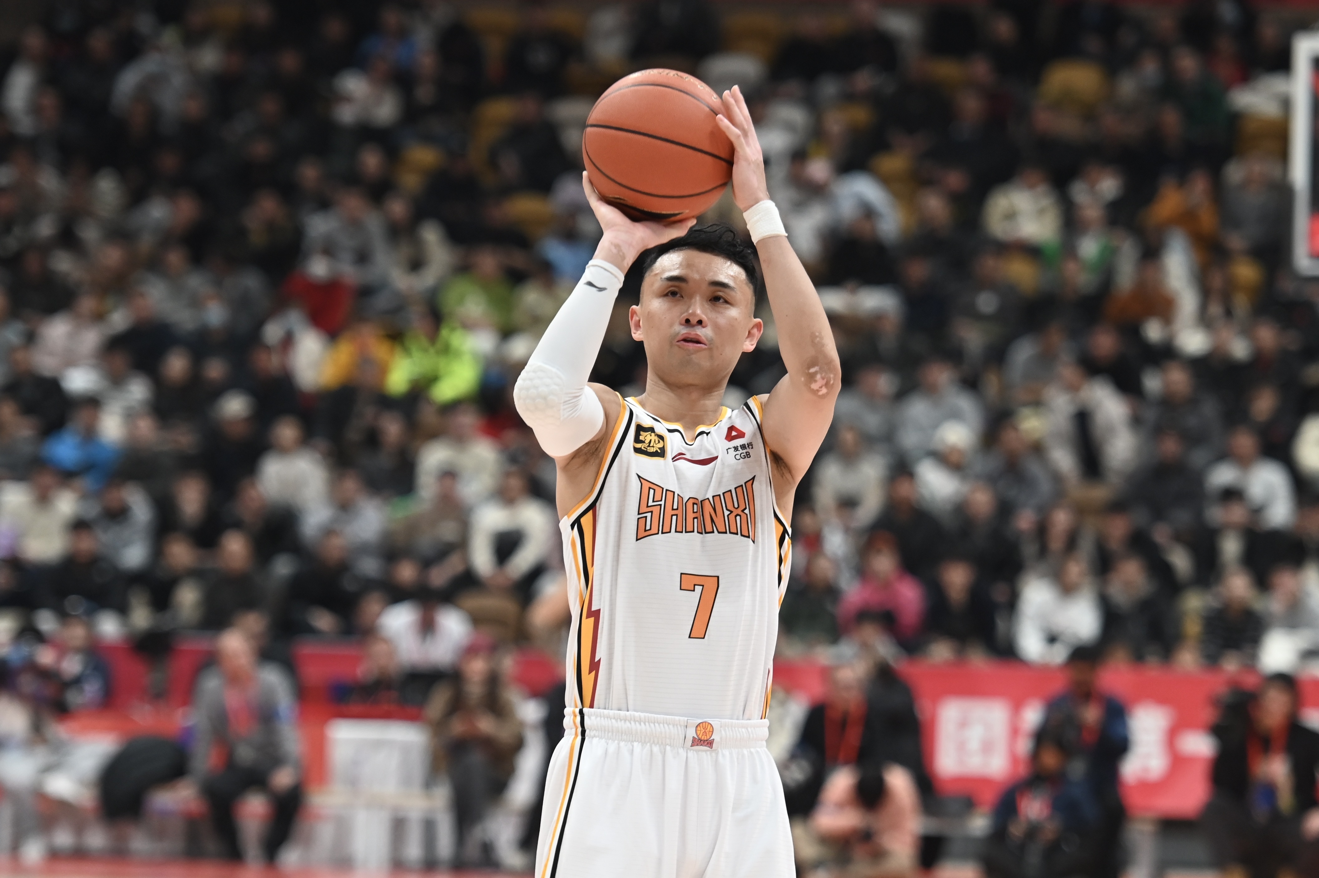 下半场醒了!原帅12中6拿到16分1板2断 上半场挂零