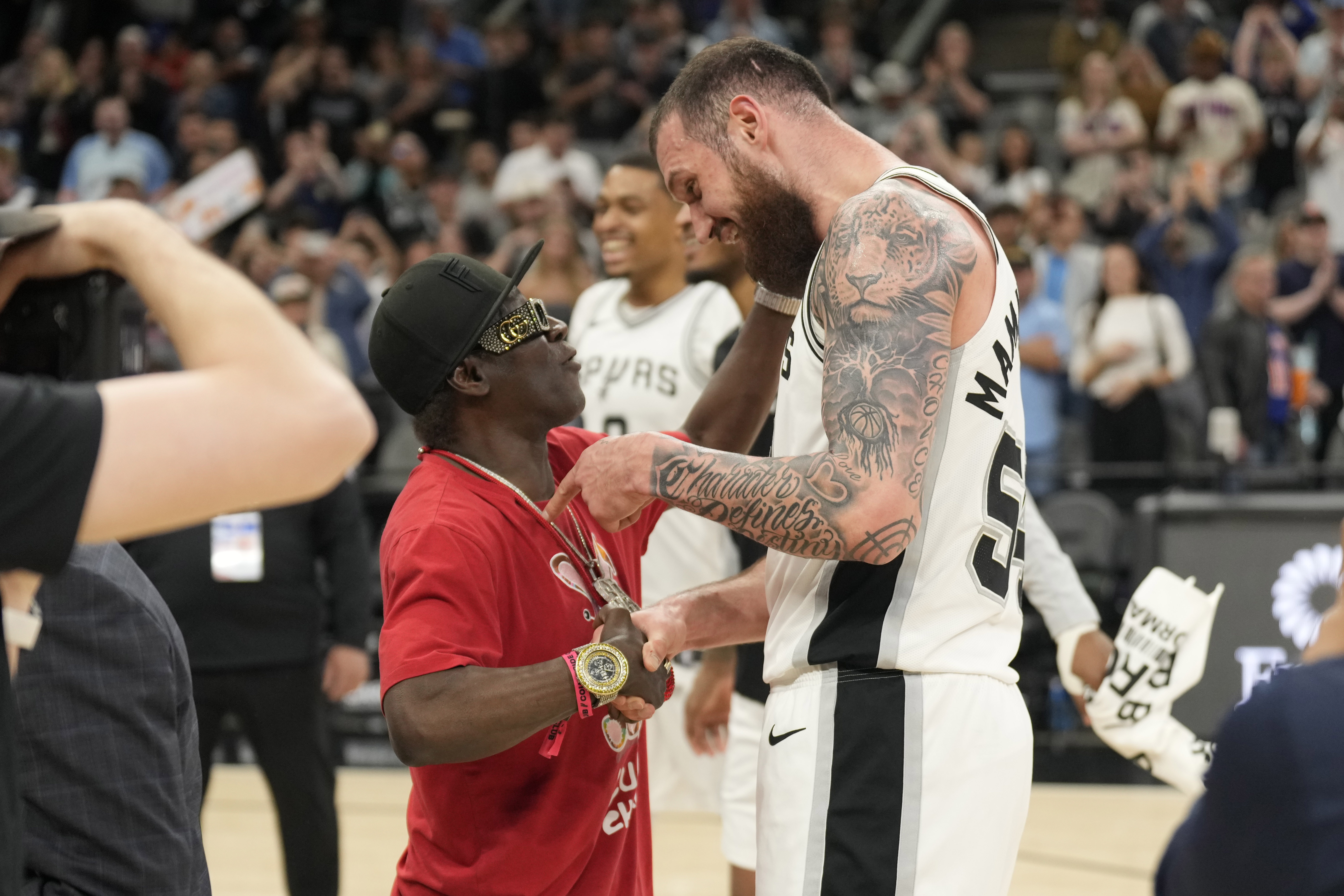 马穆上场19分钟就砍下34分!哈特:他能进入NBA是有原因的